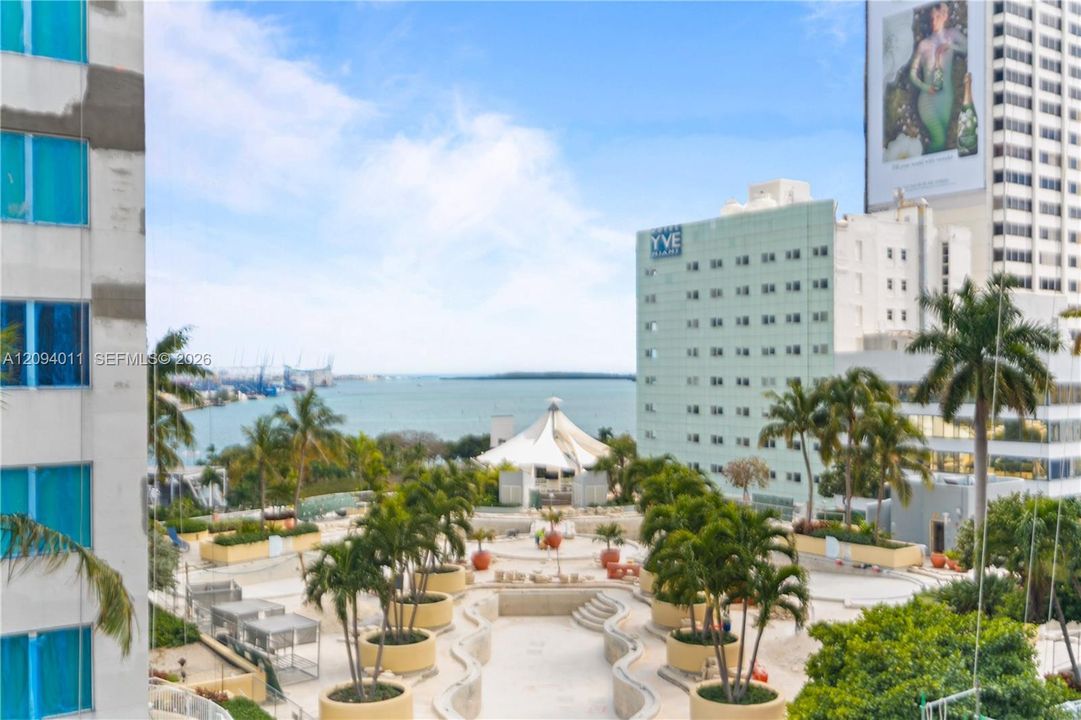Active With Contract: $470,000 (2 beds, 2 baths, 929 Square Feet)