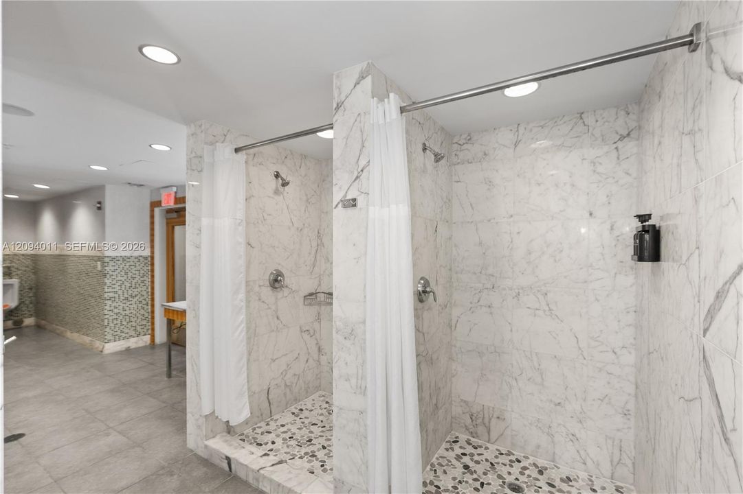 Active With Contract: $470,000 (2 beds, 2 baths, 929 Square Feet)