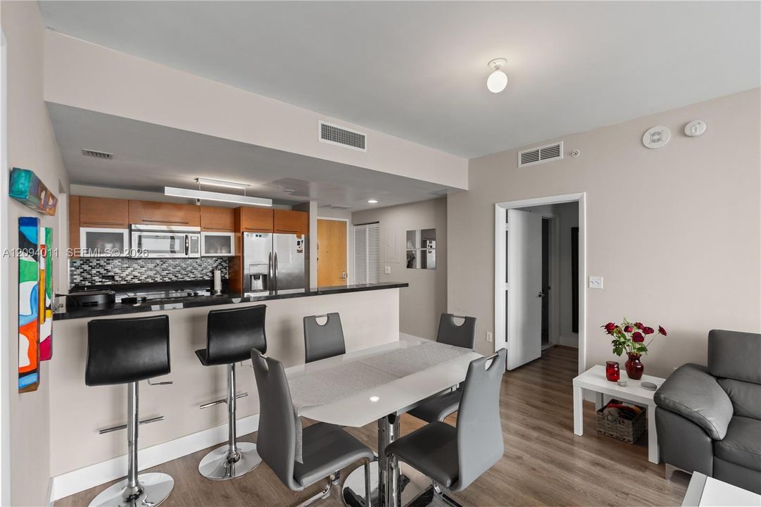 Active With Contract: $470,000 (2 beds, 2 baths, 929 Square Feet)