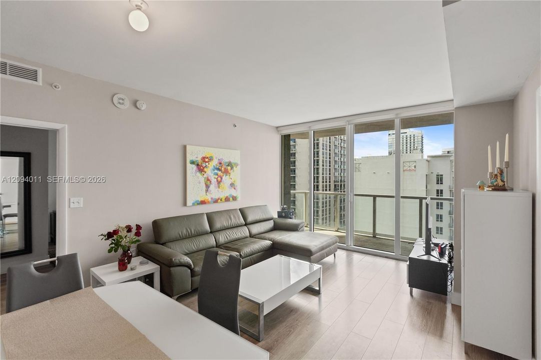 Active With Contract: $470,000 (2 beds, 2 baths, 929 Square Feet)