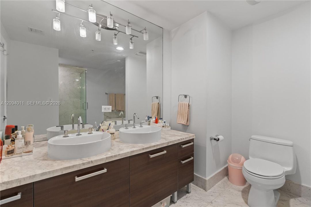 Active With Contract: $470,000 (2 beds, 2 baths, 929 Square Feet)