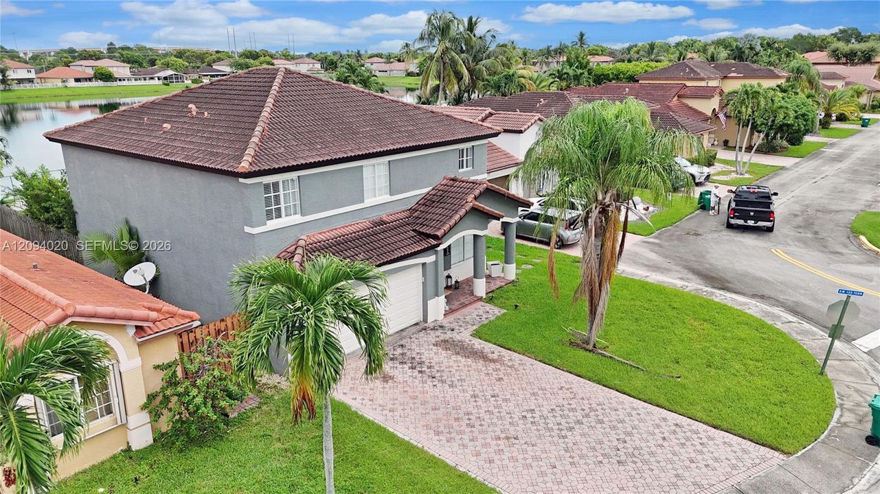 For Sale: $939,000 (4 beds, 2 baths, 2515 Square Feet)