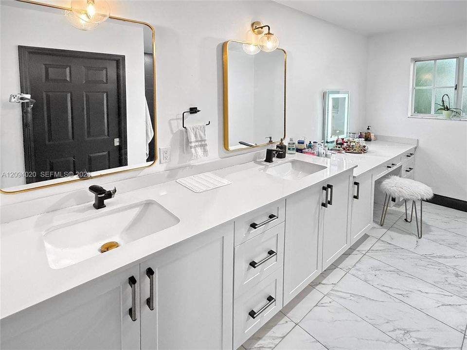 For Sale: $939,000 (4 beds, 2 baths, 2515 Square Feet)