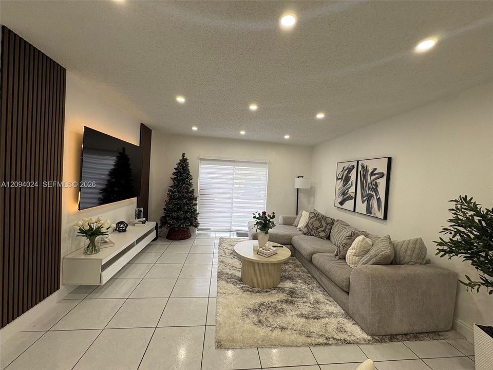 For Rent: $1,750 (1 beds, 1 baths, 703 Square Feet)