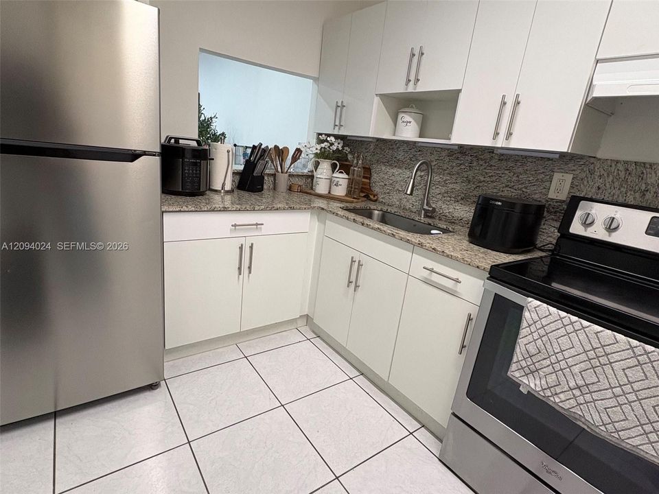 For Rent: $1,750 (1 beds, 1 baths, 703 Square Feet)