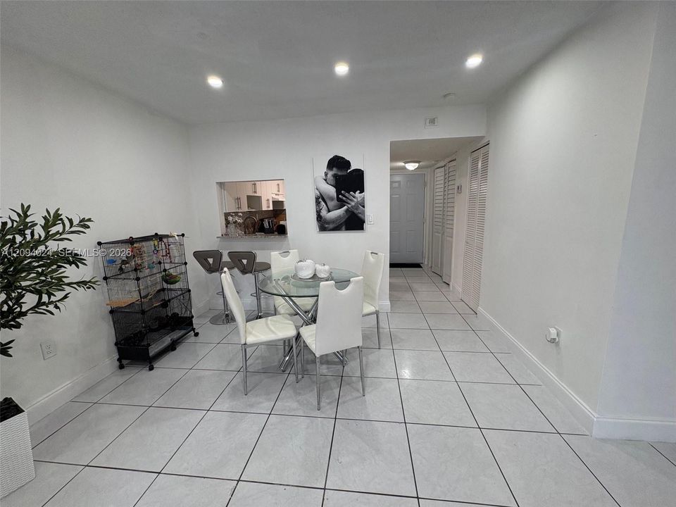 For Rent: $1,750 (1 beds, 1 baths, 703 Square Feet)
