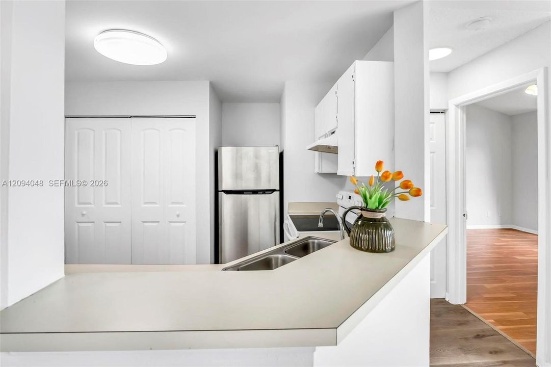 For Rent: $2,200 (2 beds, 2 baths, 1096 Square Feet)