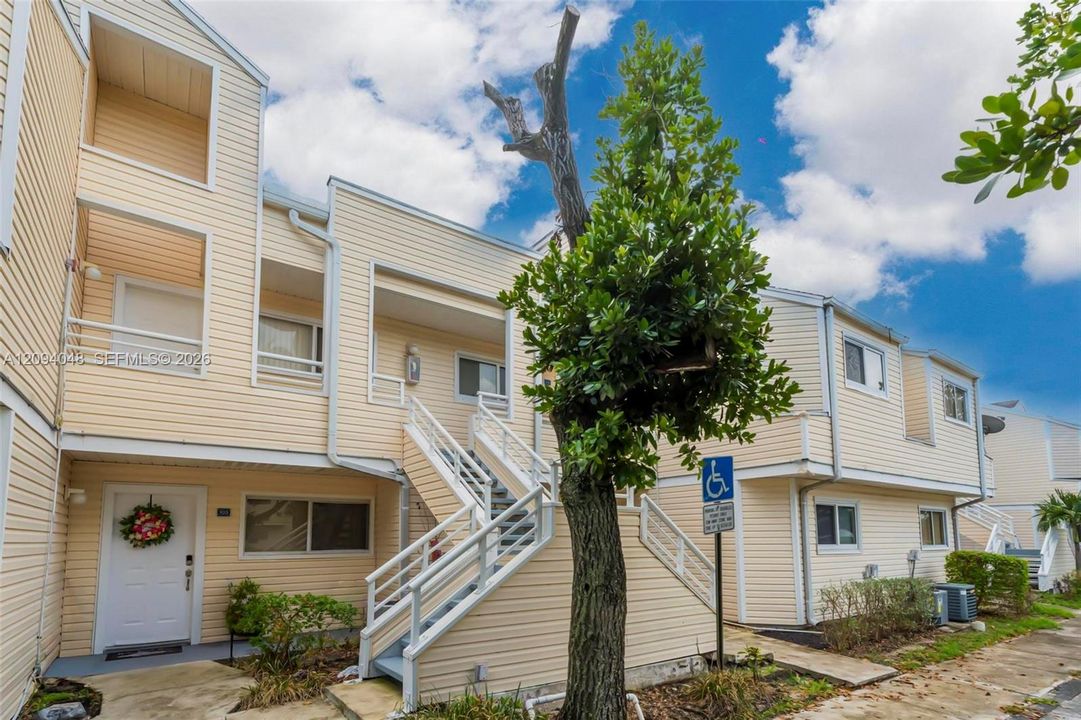 For Rent: $2,200 (2 beds, 2 baths, 1096 Square Feet)