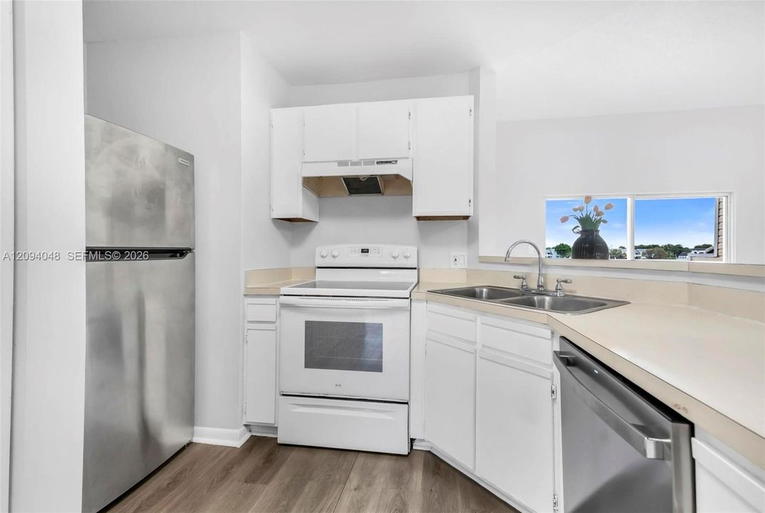 For Rent: $2,200 (2 beds, 2 baths, 1096 Square Feet)