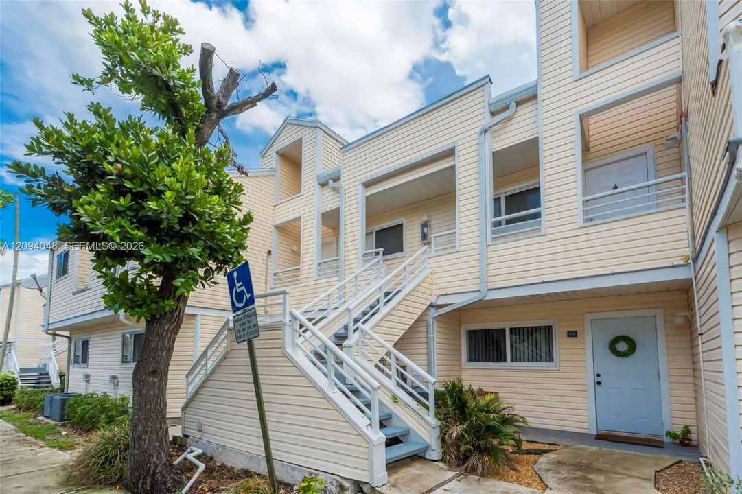 For Rent: $2,200 (2 beds, 2 baths, 1096 Square Feet)