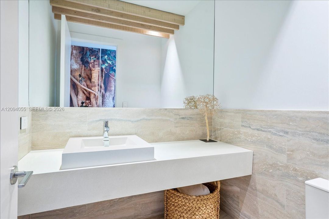 En Venta: $5,995,000 (2 camas, 2 baños, 1942 Pies cuadrados)