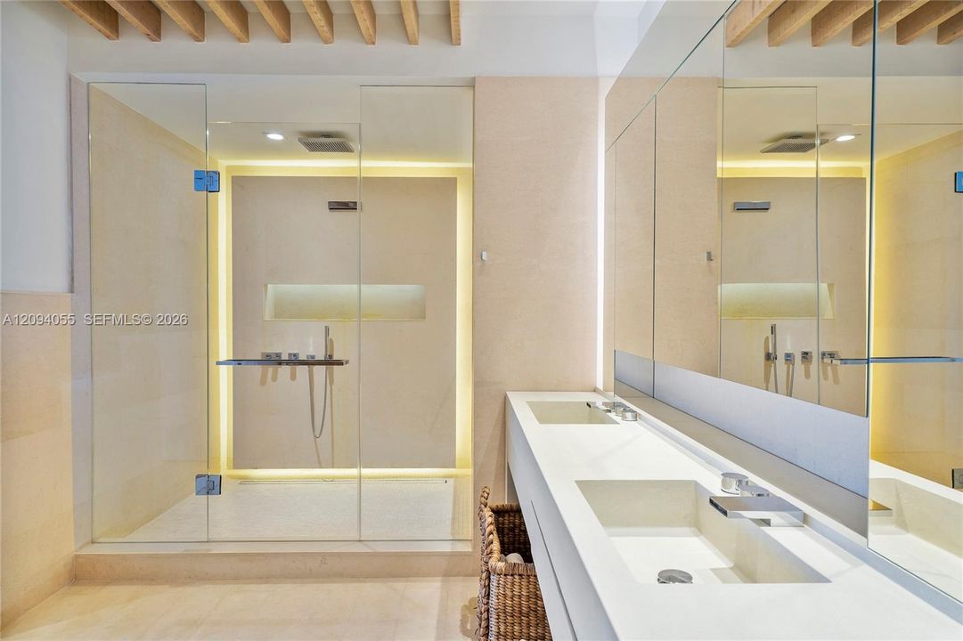 En Venta: $5,995,000 (2 camas, 2 baños, 1942 Pies cuadrados)