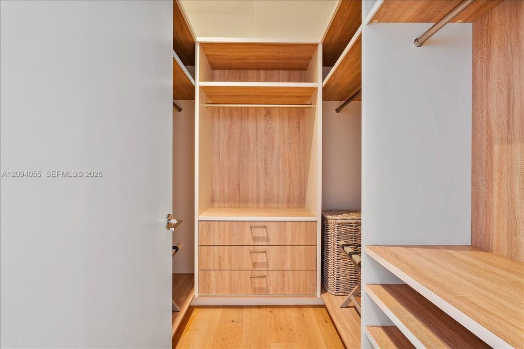 En Venta: $5,995,000 (2 camas, 2 baños, 1942 Pies cuadrados)