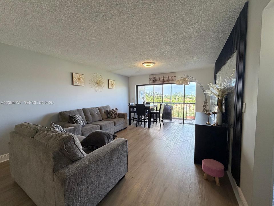 For Sale: $285,000 (2 beds, 2 baths, 1014 Square Feet)