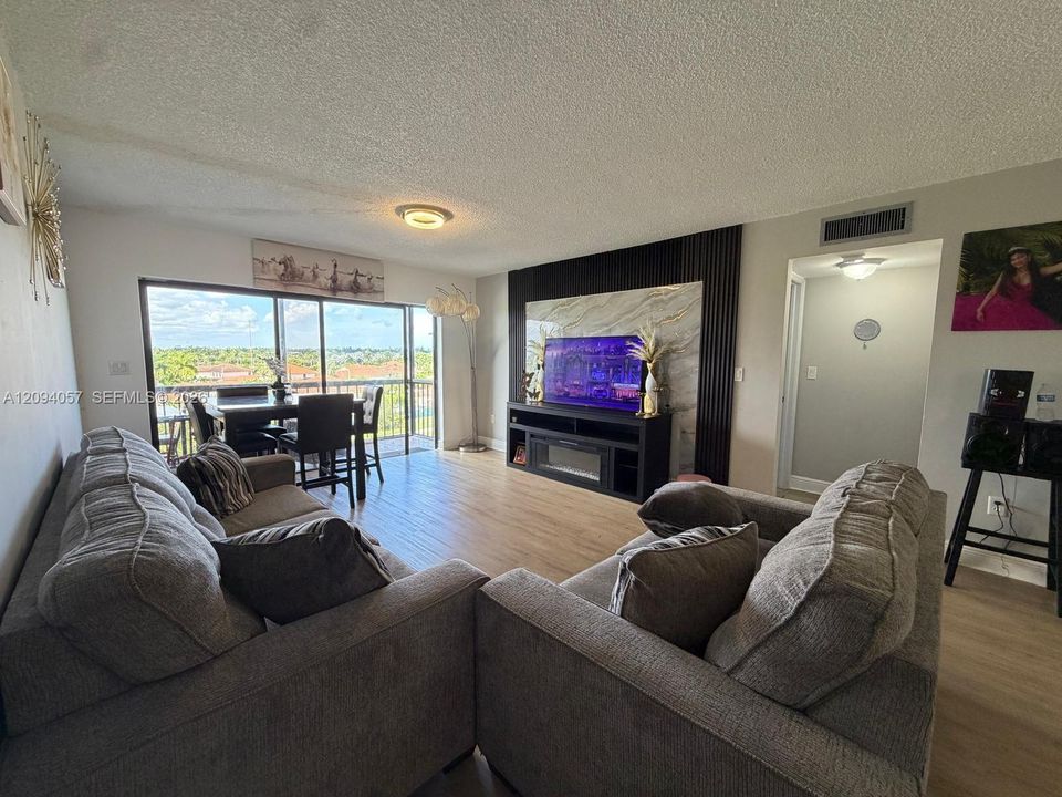 For Sale: $285,000 (2 beds, 2 baths, 1014 Square Feet)