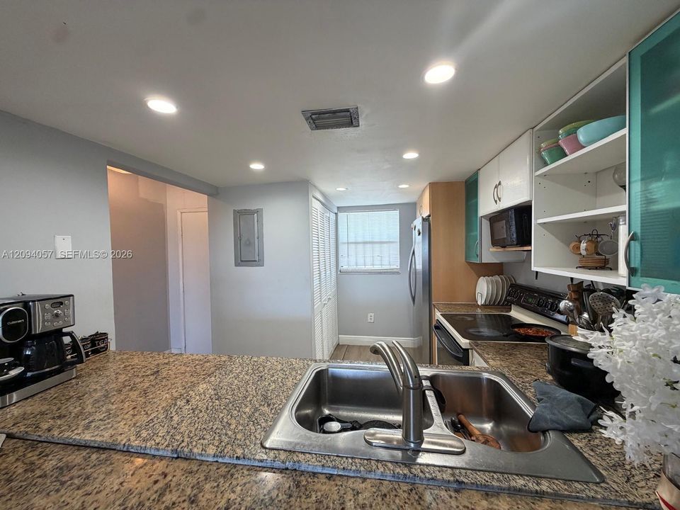For Sale: $285,000 (2 beds, 2 baths, 1014 Square Feet)