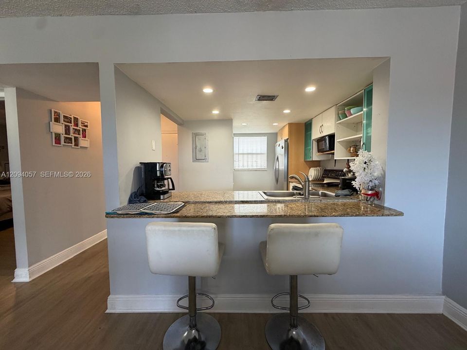 For Sale: $285,000 (2 beds, 2 baths, 1014 Square Feet)