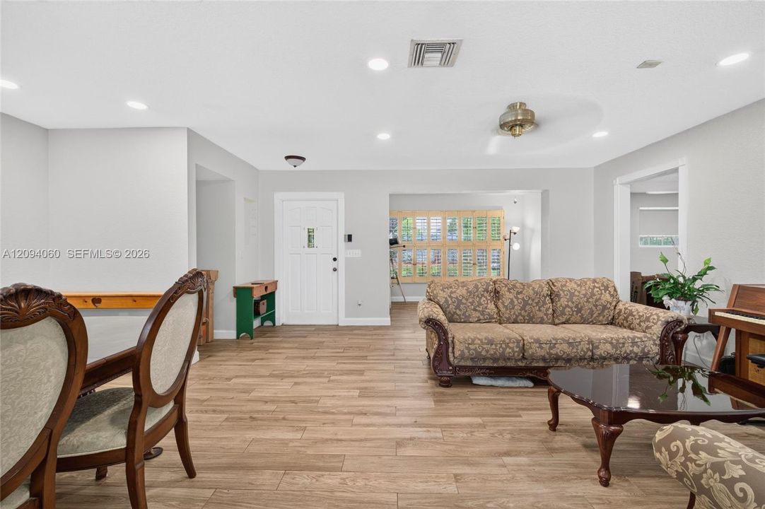 En Venta: $745,000 (3 camas, 2 baños, 2036 Pies cuadrados)