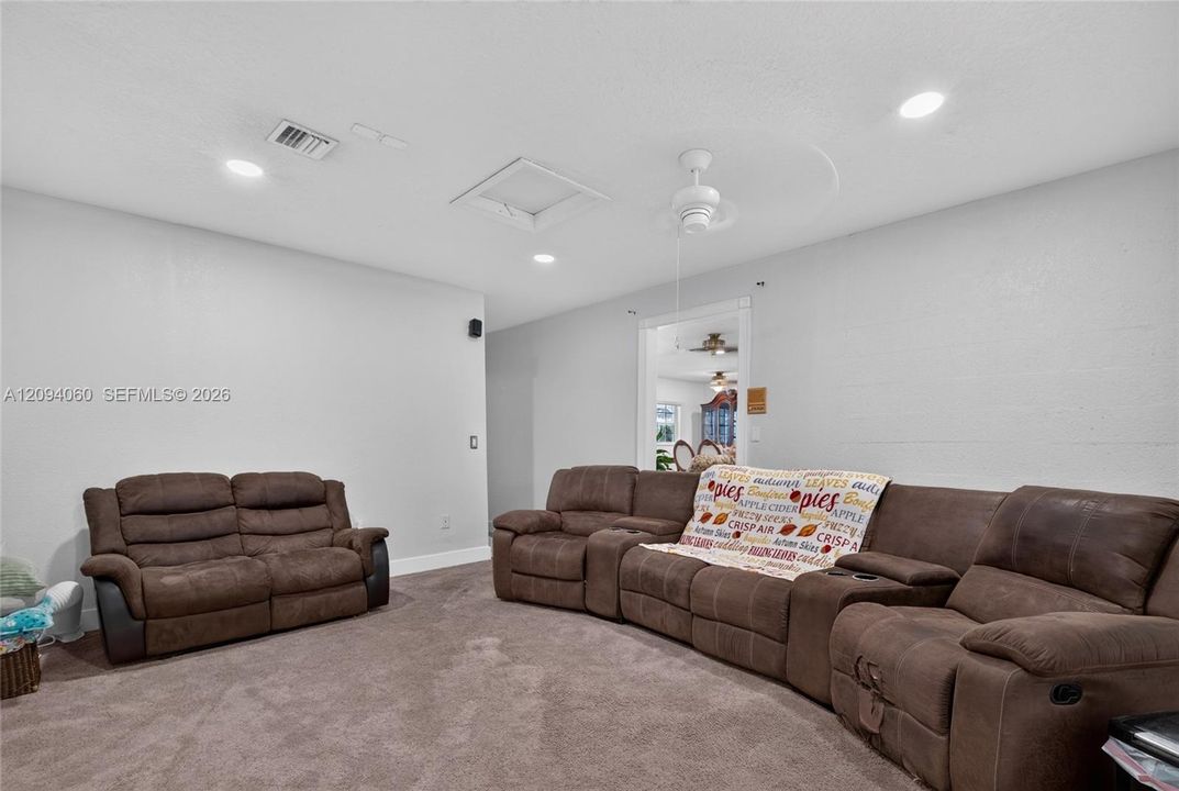 En Venta: $745,000 (3 camas, 2 baños, 2036 Pies cuadrados)