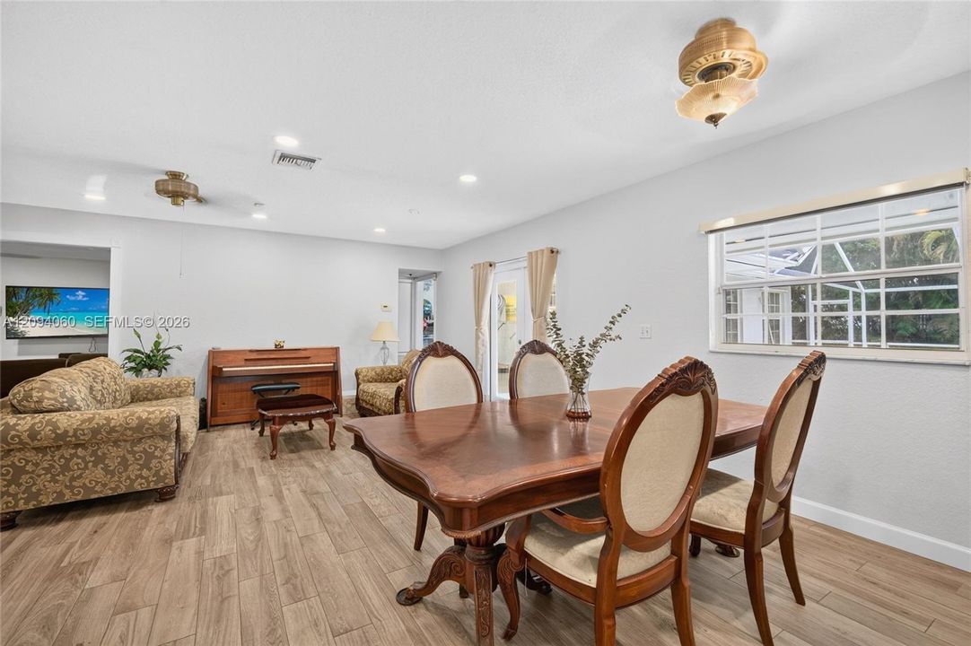 En Venta: $745,000 (3 camas, 2 baños, 2036 Pies cuadrados)
