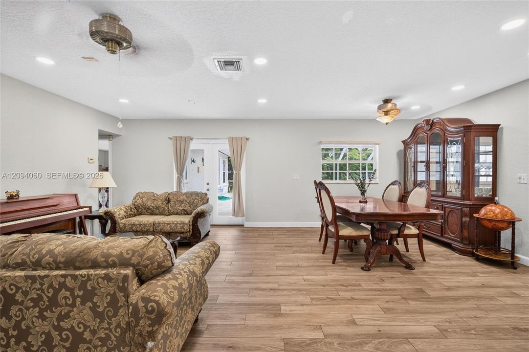 En Venta: $745,000 (3 camas, 2 baños, 2036 Pies cuadrados)