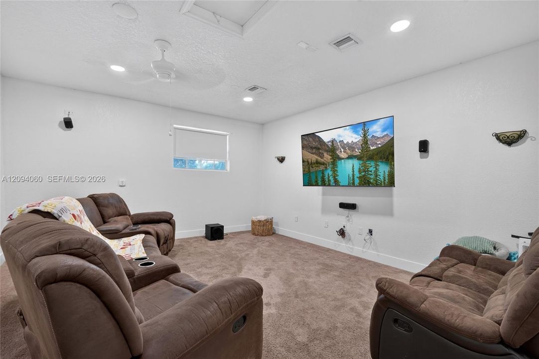 En Venta: $745,000 (3 camas, 2 baños, 2036 Pies cuadrados)