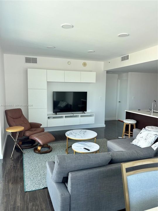 For Rent: $4,300 (2 beds, 2 baths, 1180 Square Feet)