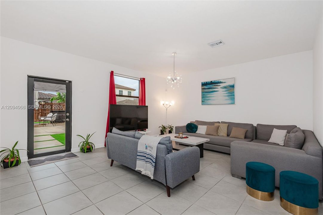 En Venta: $664,900 (5 camas, 3 baños, 2640 Pies cuadrados)