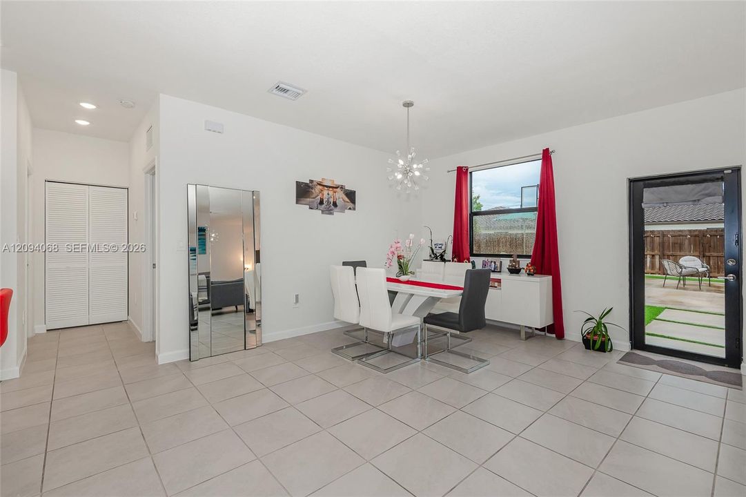 En Venta: $664,900 (5 camas, 3 baños, 2640 Pies cuadrados)