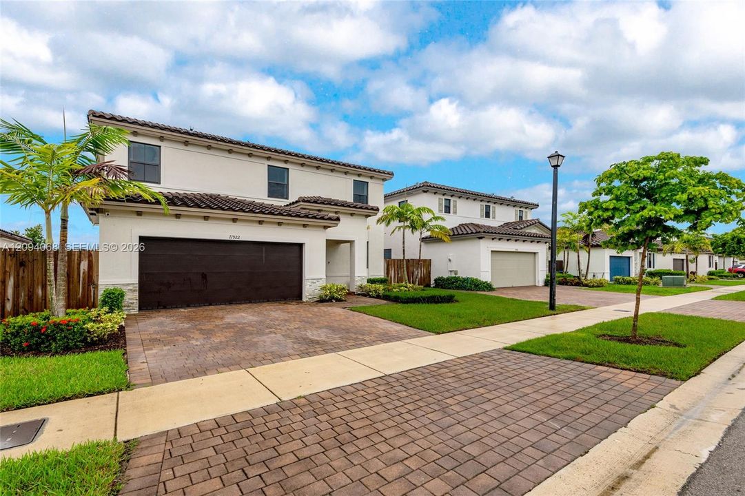En Venta: $664,900 (5 camas, 3 baños, 2640 Pies cuadrados)