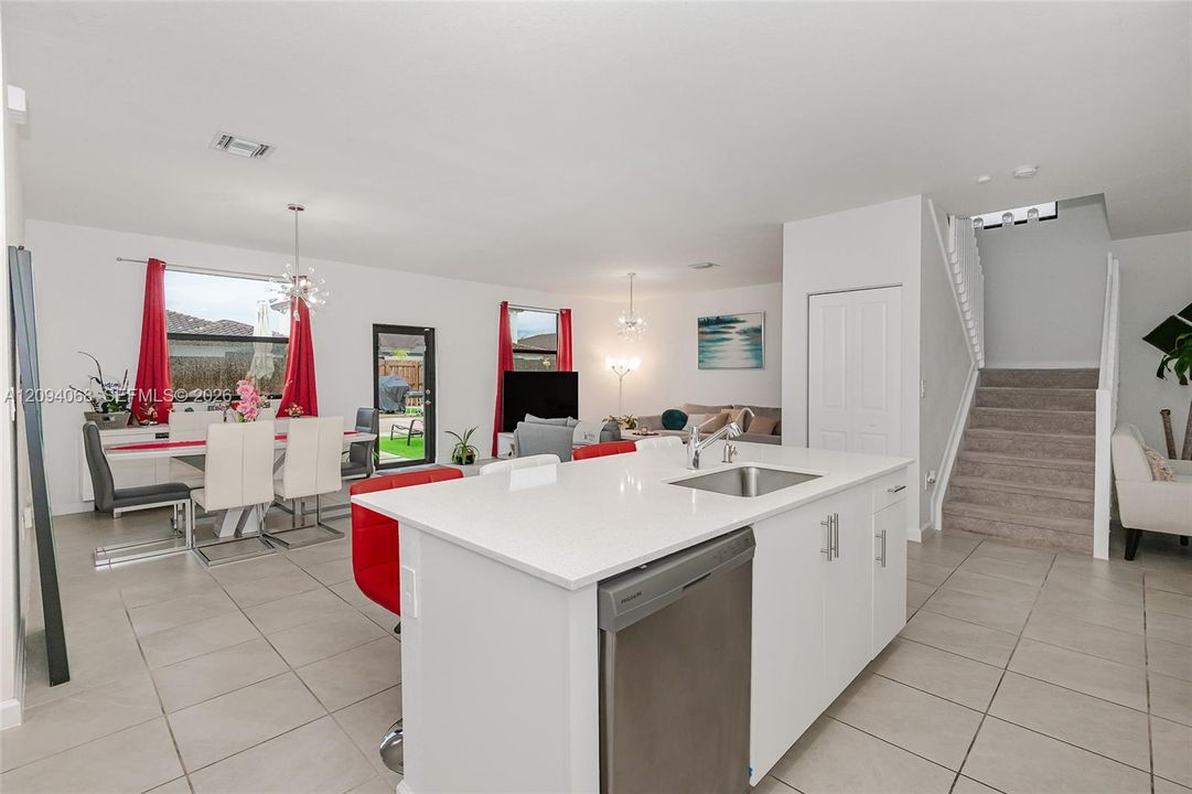 En Venta: $664,900 (5 camas, 3 baños, 2640 Pies cuadrados)