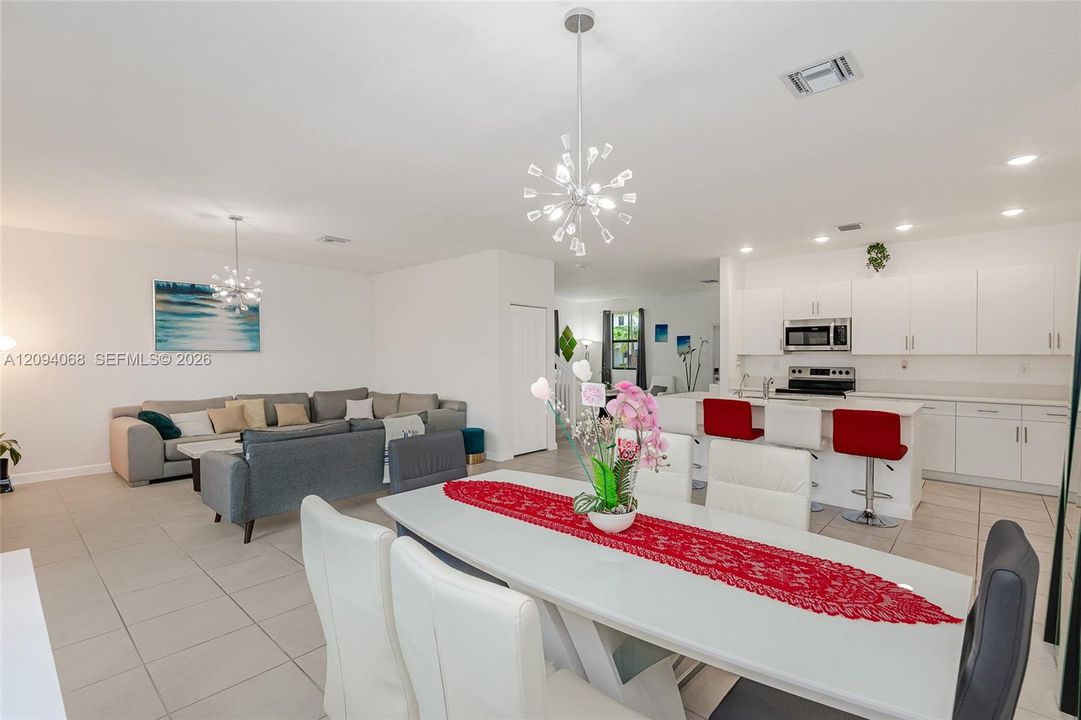 En Venta: $664,900 (5 camas, 3 baños, 2640 Pies cuadrados)