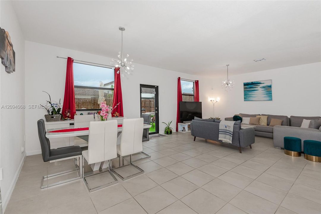 En Venta: $664,900 (5 camas, 3 baños, 2640 Pies cuadrados)