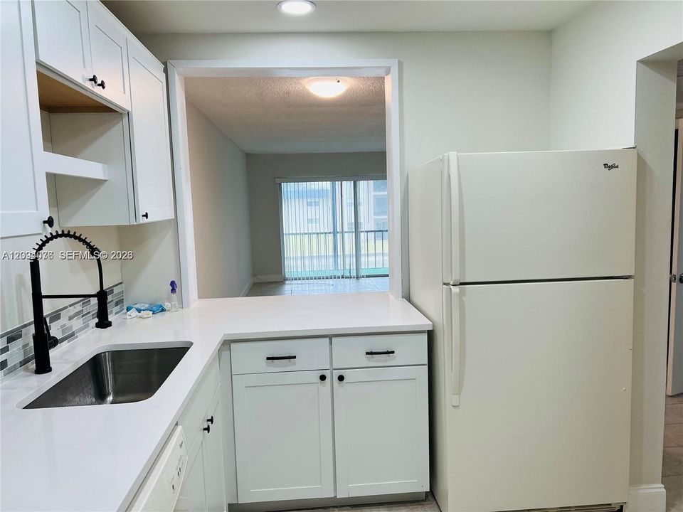 На продажу: $199,500 (2 спален, 2 ванн, 949 Квадратных фут)