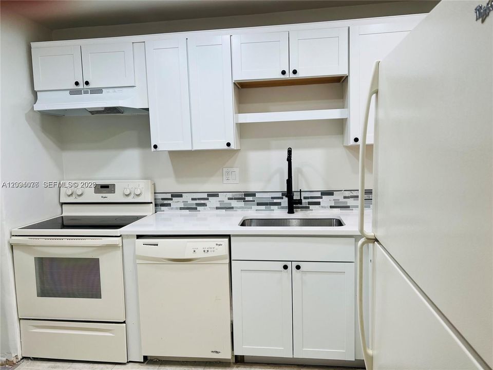 На продажу: $199,500 (2 спален, 2 ванн, 949 Квадратных фут)