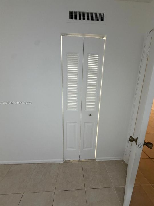 На продажу: $199,900 (2 спален, 2 ванн, 949 Квадратных фут)