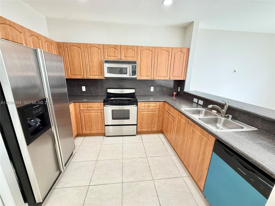 For Rent: $3,100 (3 beds, 2 baths, 1450 Square Feet)