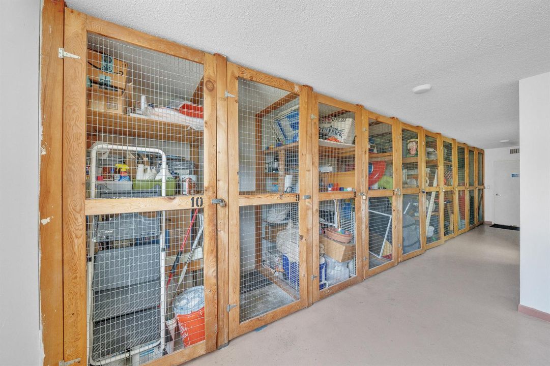 17 Storage+Laundry Room (2)