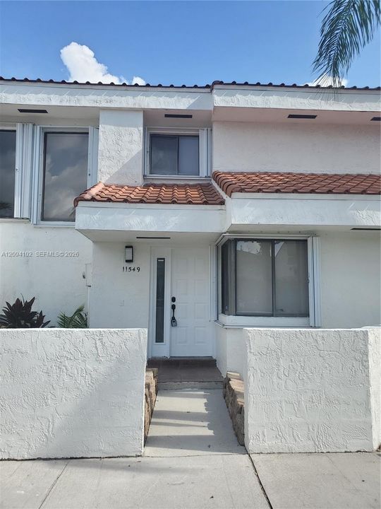 For Rent: $2,599 (2 beds, 2 baths, 930 Square Feet)