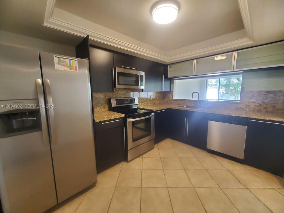 For Rent: $2,599 (2 beds, 2 baths, 930 Square Feet)