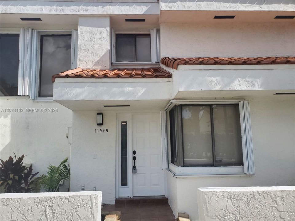 For Rent: $2,599 (2 beds, 2 baths, 930 Square Feet)