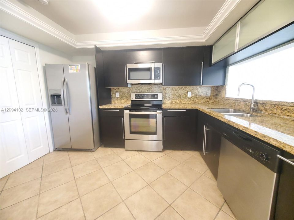 For Rent: $2,599 (2 beds, 2 baths, 930 Square Feet)
