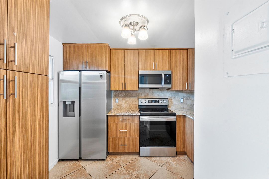 113 Royal Park Dr 1H_010