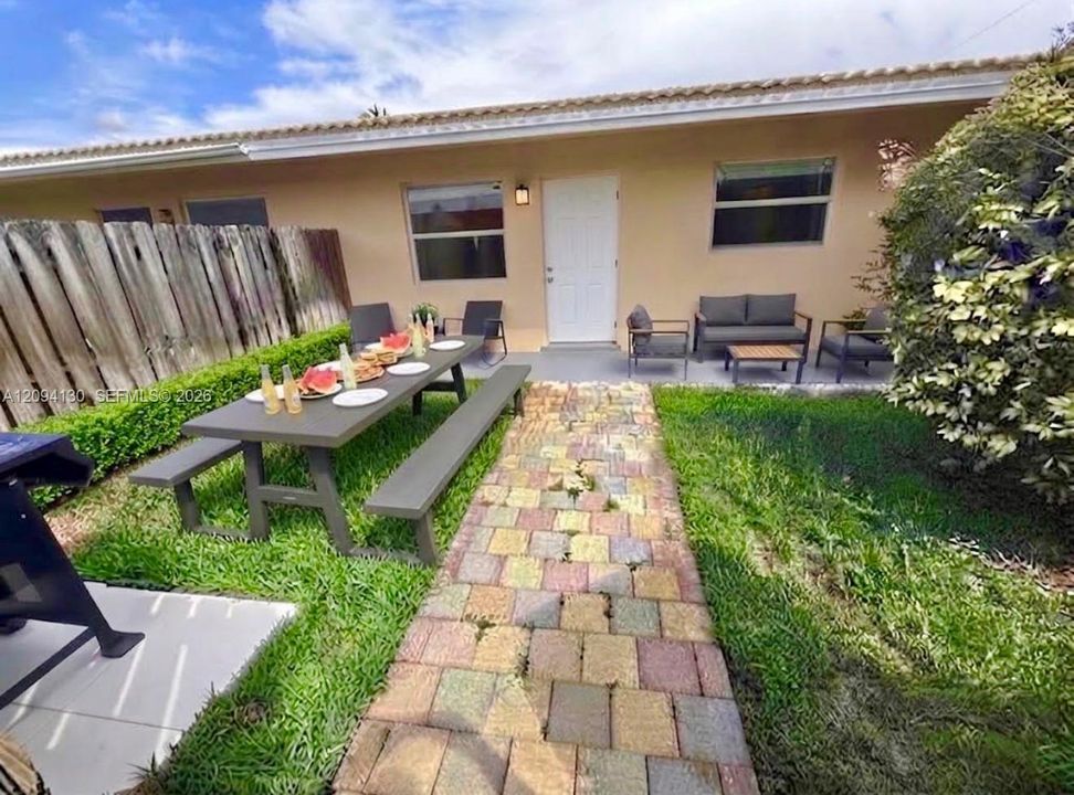 В аренду: $2,000 (2 спален, 1 ванн, 599 Квадратных фут)