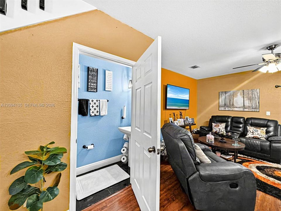 For Sale: $399,900 (3 beds, 2 baths, 1356 Square Feet)