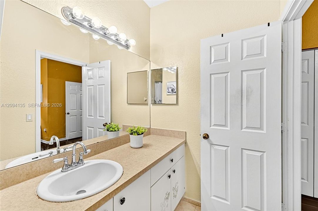 For Sale: $399,900 (3 beds, 2 baths, 1356 Square Feet)