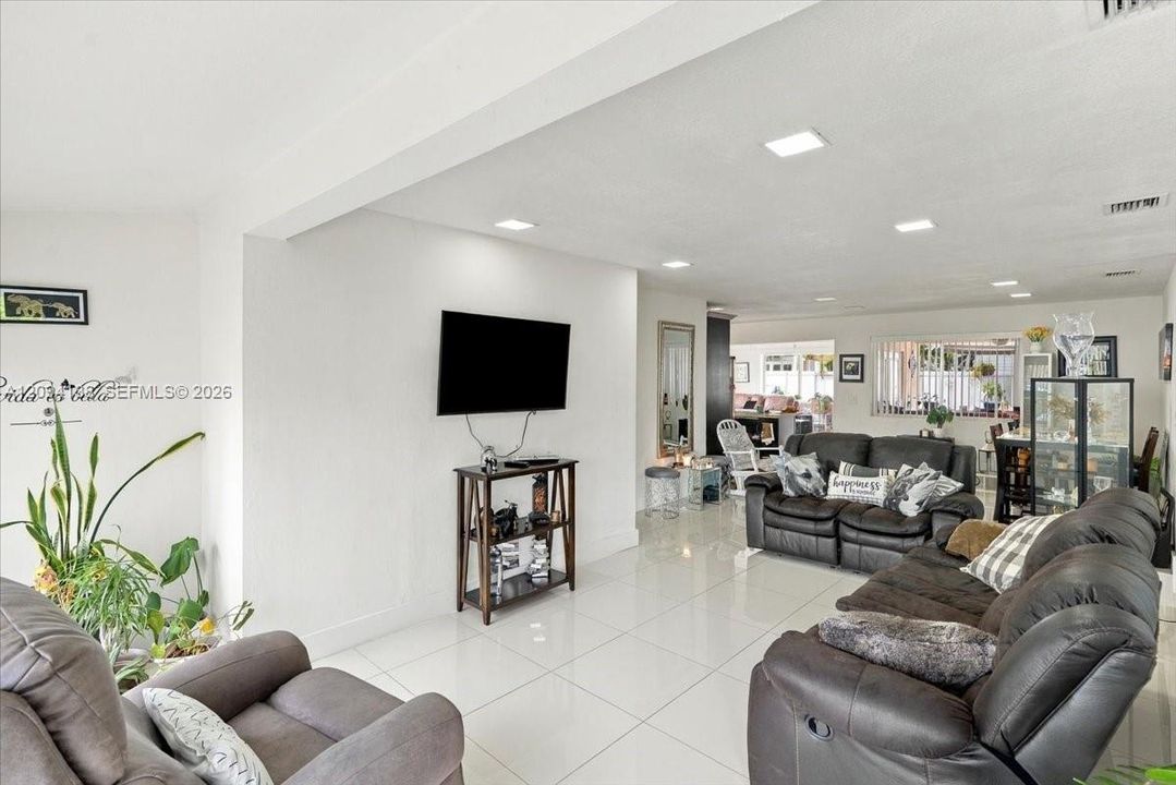 For Sale: $580,000 (3 beds, 2 baths, 1600 Square Feet)