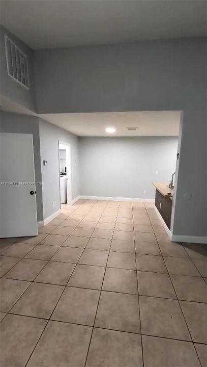 For Rent: $1,900 (1 beds, 1 baths, 782 Square Feet)