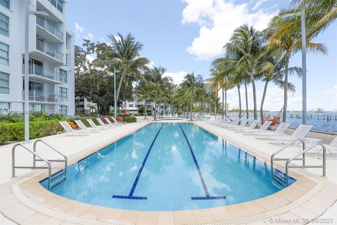 For Sale: $429,000 (2 beds, 2 baths, 990 Square Feet)