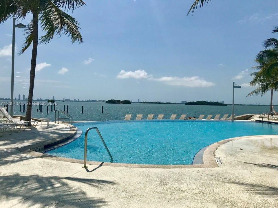 For Sale: $429,000 (2 beds, 2 baths, 990 Square Feet)